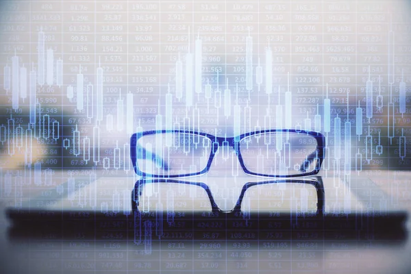 Finanční hologram s brýlemi na pozadí stolu. Pojem byznys. Dvojitá expozice. — Stock fotografie