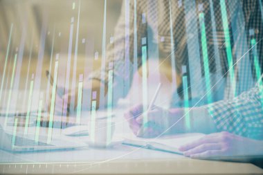 Arka planda bilgisayarda çalışan bir adamla birlikte çok sayıda formasyona maruz kaldık. Pazar analizi kavramı.