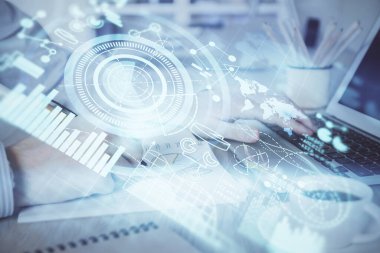 Arka planda dizüstü bilgisayarda çalışan iş adamlarının çoklu pozları. Uluslararası iş hologramı önde. Başarı kavramı.