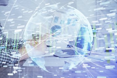 Arka planda dizüstü bilgisayarda çalışan iş adamlarının çoklu pozları. Uluslararası iş hologramı önde. Başarı kavramı.