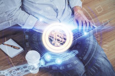 Kripto para tema hologramı arka planda bilgisayar üzerinde çalışan işadamı ile. Blockchain kavramı. Çift pozlama.