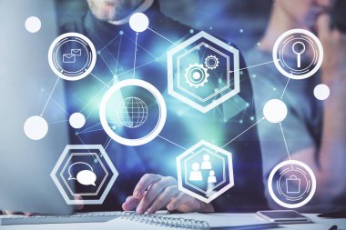 Arka planda bilgisayarla çalışan bir adamın bulunduğu medya ağı temalı hologram. İnternet iletişimi kavramı. Çift pozlama.