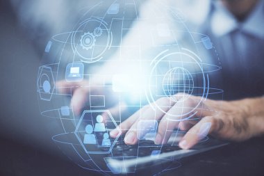 Arka planda bilgisayarla çalışan bir adamın bulunduğu medya ağı temalı hologram. İnternet iletişimi kavramı. Çift pozlama.