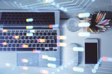 Bilgisayarlı çalışma masası arkaplanının üst görüntüsü üzerinde hologram çizimi yapılan çok sayıdaki veriye maruz kalma. Teknoloji kavramı.