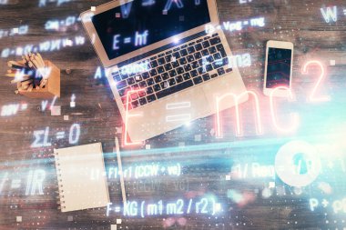 Masaüstü arka planında formül çizimleri olan fizik ve matematik temalı hologram. Üst Manzara. Çoklu maruz kalma. Eğitim kavramı.