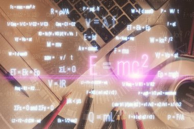 Masaüstü arka planında formül çizimleri olan fizik ve matematik temalı hologram. Üst Manzara. Çoklu maruz kalma. Eğitim kavramı.