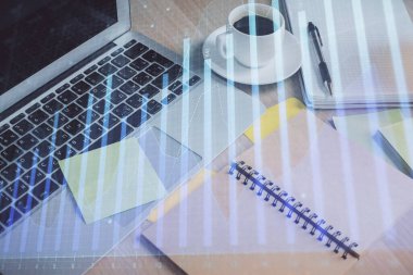 Önx grafik çizimi ve masaüstü ile kahve ve masa arkasındaki öğelerin çoklu pozlandırılması. Finansal piyasa ticareti kavramı