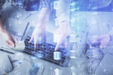 Kadın ve erkeğin birlikte çalışması ve veri temalı hologram çizimi. Bilgisayar arkaplanı. Üst Görünüm.