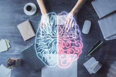 Bilgisayar ve insan beyin hologramı çizimleri üzerinde çalışan bir kadının çifte pozu. Üst Manzara. Ai kavramı.