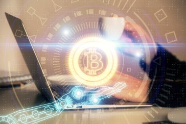 Bilgisayarda ve kripto piyasa temalı hologram çizimlerinde kadın elinin çifte pozu. Engelleme zinciri kavramı.
