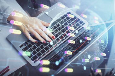 Bilgisayar ve dünya haritası çizimleri üzerinde çalışan kadın elleri çift pozlama. Uluslararası teknoloji sektörü konsepti.