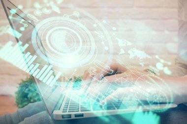 Kadın elinin bilgisayar ve iş temalı hologram çizimlerinde çifte pozlama. Başarı konsepti.