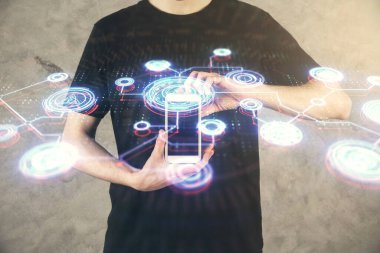 Bir erkeğin elini tutarken ve telefon ve sosyal ağ teması kullanırken çift pozlama.