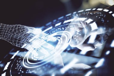 Erkeklerin el ele tutuşup dijital bir cihaz ve veri temalı hologram çizimi kullanırken çift pozlama. Teknoloji konsepti.