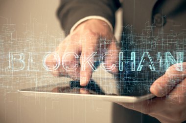 Erkeklerin el ele tutuşmalarının ve telefon ve kripto para birimi engelleme teması çiziminin iki kez görüntülenmesi.