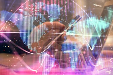 Erkeklerin el ele tutuşup telefon kullanırken ve uluslararası iş teması çizerken çift pozlama.