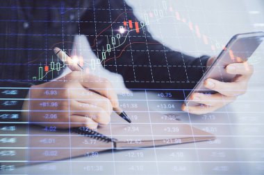 Ön x grafik çizimine çift pozlama hologram ve cep telefonu kullanan bir kadın. Borsa konsepti.
