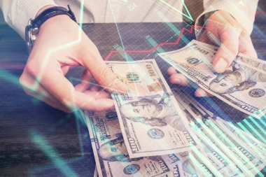 Finansal grafiğe çoklu pozlama hologram, Amerikan dolarları ve insan eli. Analiz kavramı.