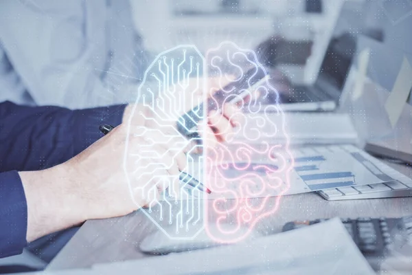 Dupla exposição do homem mão segurando e usando um dispositivo digital e desenho do holograma do cérebro. Conceito de dados. — Fotografia de Stock