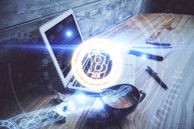 Engelleme zincirine ve kripto ekonomi temalı holograma ve bilgisayar arkaplanlı masaya çoklu maruz kalma. Bitcoin kripto para kavramı.