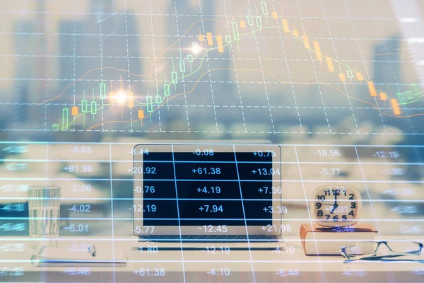 Gráfico de mercado de ações em segundo plano com mesa e computador pessoal. Exposição múltipla. Conceito de análise financeira. — Fotografia de Stock