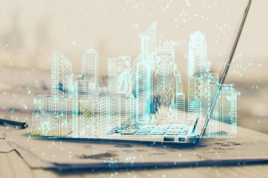 Ofisteki masaüstü bilgisayar geçmişi ve büyük kasaba binaları hologram çizimi. Çifte maruziyet. Akıllı şehir konsepti.