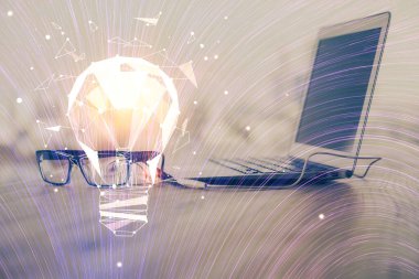 Bilgisayar ofisinde ampul simgesi hologramıyla birlikte. Çoklu maruz kalma. Fikir kavramı.