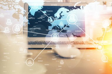 Sosyal ağ tema simgesi olan masaüstü bilgisayarı. Çoklu maruz kalma. Uluslararası bağlantılar kavramı.