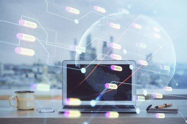 Bilgisayarlı ve dünya haritalı hologramlı çok katlı bir tablo. Uluslararası veri ağı kavramı.