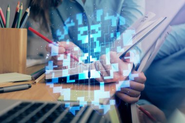 Veri teknolojisi hologramıyla arka planda el yazısının iki katına çıkarılması. Büyük veri kavramı.