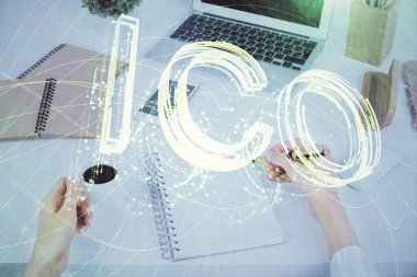 Şifreli para hologramı, kadınların el yazısı üzerine. Engelleme zinciri kavramı. Çoklu pozlama