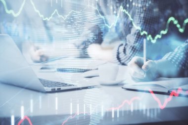 Arka planda bilgisayarda çalışan bir adamla birlikte çok sayıda formasyona maruz kaldık. Pazar analizi kavramı.