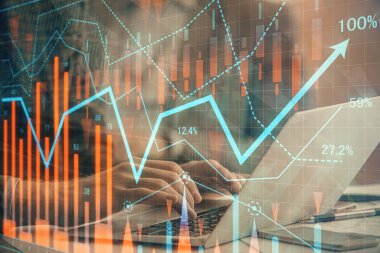 Arka planda bilgisayarda çalışan bir adamla piyasa grafiği iki katına çıktı. Mali analiz kavramı.