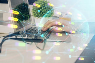 Arka planda bilgisayarla çalışan bir adamla dünya haritası hologramına çift pozlama. Dünya çapında ağ kavramı.