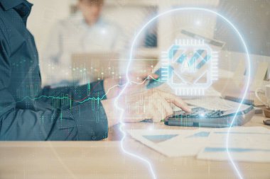 Bilgisayar geçmişi ve beyin temalı hologramı olan bir adam. Beyin fırtınası kavramı. Çift pozlama.