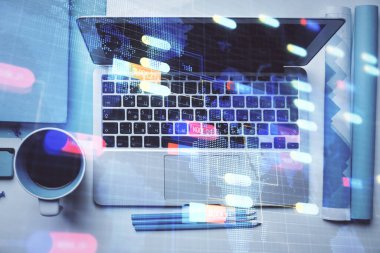 Bilgisayarla üst görünüm çalışma masası arka planında veri temasının çoklu pozlanması hologramı çiziyor. Teknoloji kavramı.