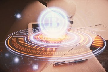 Telefonlu masanın üzerinde iki kat daha fazla engelleme temalı hologram görüntüsü var. Üst Manzara. Kripto teknolojisi kavramı.
