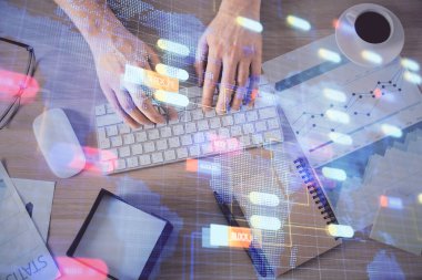 Erkeklerin ellerinin bilgisayar klavyesini ve veri temalı hologram çizimlerini yazarken çift pozlama. Üst Manzara. Teknoloji konsepti.