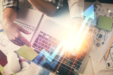 Kadın ve erkeğin birlikte çalışırken ve ok çekerken çift pozlama. Bilgisayar arkaplanı. Üst Manzara. Büyüme kavramı.