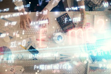 Kadın ve erkeğin birlikte çalışması ve formüllü hologram çizimi. Bilgisayar arkaplanı. Üst Manzara. Eğitim kavramı.
