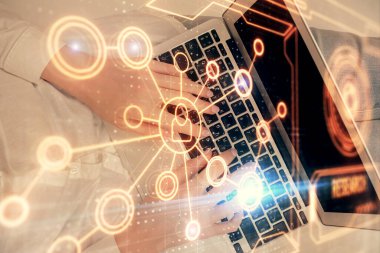 Bilgisayar ve sosyal ağ temalı hologram çizimlerinde çalışan kadın elleri çift pozlama. Üst Manzara. İnsanlar bağlantı konsepti.