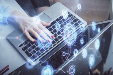 Bilgisayar ve veri temalı hologram çizimleri üzerinde çalışan kadın ellerine çok fazla maruz kalma. Teknoloji kavramı.