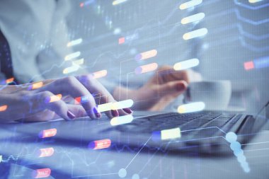 Bilgisayar ve veri temalı hologram çizimleri üzerinde çalışan kadın ellerine çok fazla maruz kalma. Teknoloji kavramı.