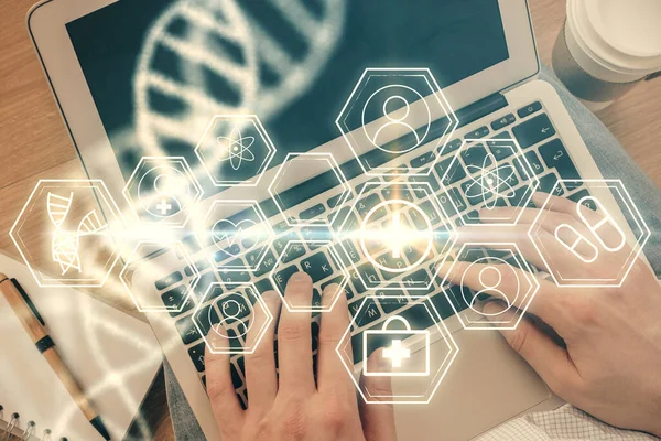 Doble exposición de las manos del hombre escribiendo sobre el teclado de la computadora y el dibujo del holograma del ADN. Vista superior. Concepto de educación médica . — Foto de Stock