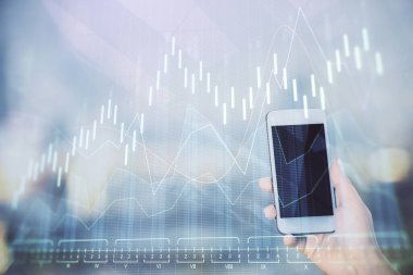 Ön x çizelgesine çift pozlama, hologram çizimi ve cep telefonu kullanan bir kadın. Borsa konsepti.