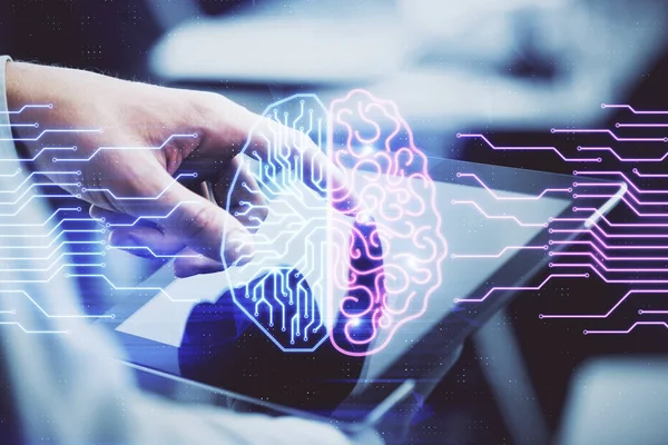 Doppia esposizione dell'uomo che tiene la mano ed usando un dispositivo digitale ed un disegno dell'ologramma del cervello. Concetto dati. — Foto Stock