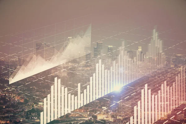 Finanční graf na nočním městském prostředí s vysokými budovami na pozadí dvojité expozice. Koncepce analýzy. — Stock fotografie