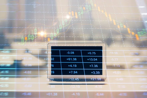 Forex Chart ολόγραμμα στο τραπέζι με φόντο υπολογιστή. Πολλαπλή έκθεση. Έννοια των χρηματοπιστωτικών αγορών. — Φωτογραφία Αρχείου