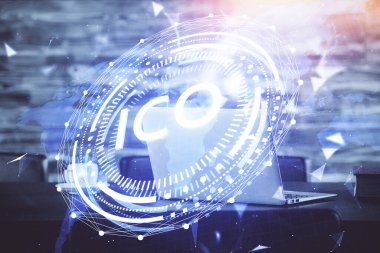 Engelleme zincirine ve kripto ekonomi temalı holograma ve bilgisayar arkaplanlı masaya çoklu maruz kalma. Bitcoin kripto para kavramı.