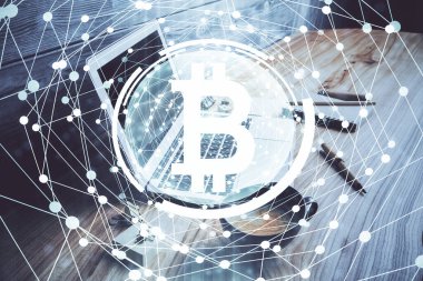 Engelleme zincirine ve kripto ekonomi temalı holograma ve bilgisayar arkaplanlı masaya çoklu maruz kalma. Bitcoin kripto para kavramı.